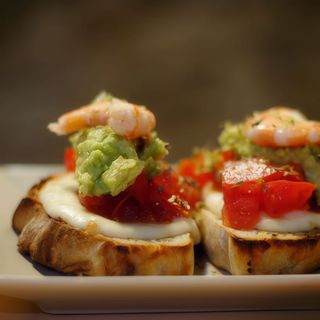 Montaditos De Aguacate, Tomate Y Gambas (4 Ud.).
