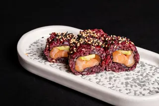 129. Uramaki black salmone