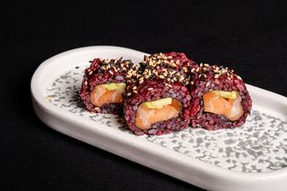 129. Uramaki black salmone