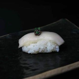 Nigiri de pez escolar negro trufado