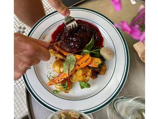 Філе телятини з карамелізованими овочами та печеною картоплею (360г)