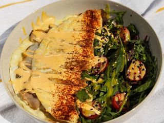 Французький омлет фарширований беконом, фетою та печерицями