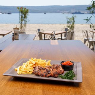 Телешки кюфтенца с бекон и кашкавал с гарнитура печени бирени бейби картофи (350г)