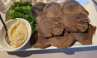 საქონლის ენა პირშუშხას სოუსით