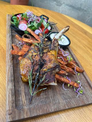 Grillowany tomahawk wieprzowy