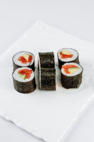 Макі рол з копченим лососем та Авокадо (140г)