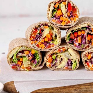 Wrap cu hummus roz si cruditati - vegan / de post