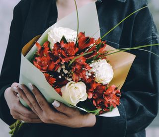 Buchet trandafiri cu astromelia multicolor si floarea miresei