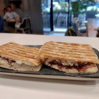 Bocadillo de jamón ibérico y queso brie