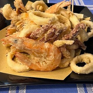 Gamberi e calamari fritti