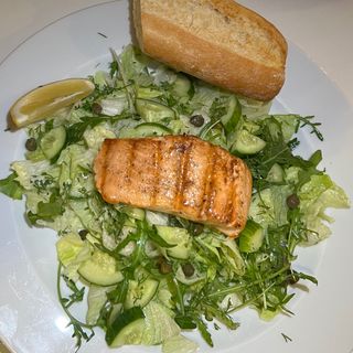 Łosoś z pieca na sałacie