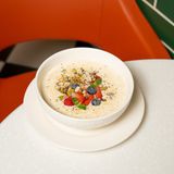 Каша рисовая со свежими ягодами, орехами и семенами чиа