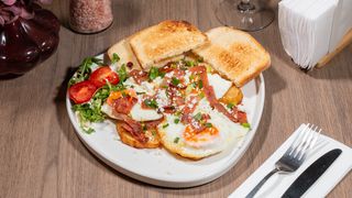 OCHIURI DE OU PE PAT DE CARTOFI SI CEAPA VERDE