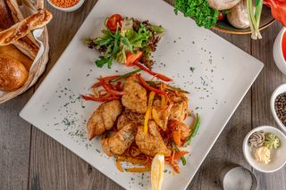 Судак с овощами