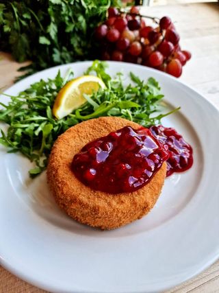 Ser camembert w garniturze panierowany z żurawiną