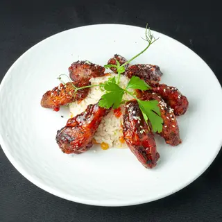 Куриные крылышки Баффало с рисом и овощами