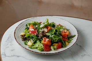 З лососем, манго та грейпфрутом