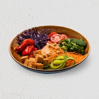 SALATĂ VEGETARIANĂ CU TEMPEH, ARDEI COPT ȘI SOS ROMESCO