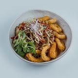 Салат с грибами и хрустящими кальмарами (400г)