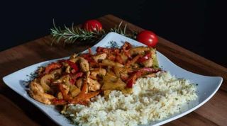 Pileći wok sa rižom