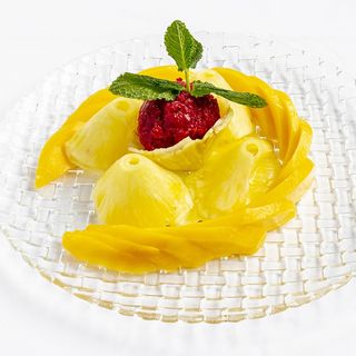 Carpaccio de piña y mango con sorbete de cítricos