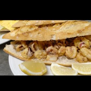 Bocadillo De Calamares Con Alioli