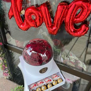 #4. ვარდების თაიგული გლობუსი ტკბილეულით