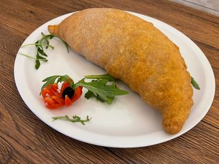 Calzone fritto con prosciutto cotto e mozzarella