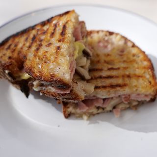 Sándwich de setas shiitake, jamón y queso