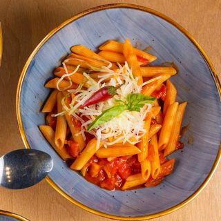 Пенне в остром томатном соусе