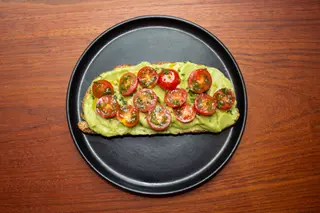 TOSTADA DE TOMATE, AGUACATE Y CHERRY 