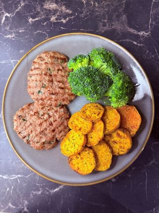 Пуешки кюфтета + 2 гарнитури