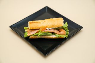 Mali senvič sa lososom