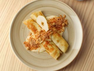 Млинці з карамелізованими яблуками