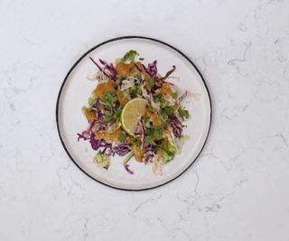 Ensalada De Pollo Troceado Con Hierbas Tailandesa