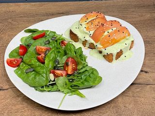 Яйця пашот з лососем