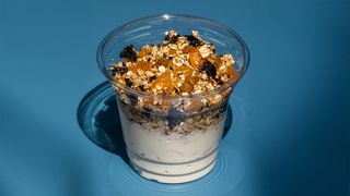 იოგურტი ციტრუსით და გრანოლათი