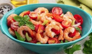 Insalata mista con gamberetti e pomodorini