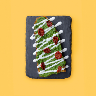 Bruschetta con pane artigianale al pesto di basilico