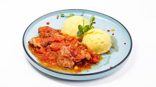 Ficatei moldovenesti, piure, salata varza