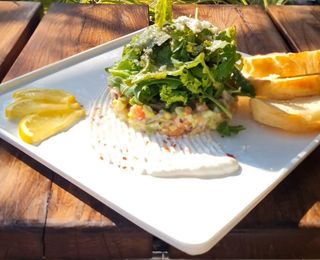 Салат з червоною рибою та авокадо