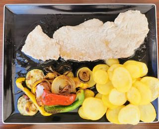 Teleći naravni odrezak sa pomfritom