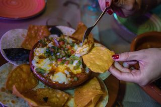 Cazuelita De Mozzarella Y Tinga De Pollo