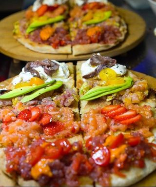 Focaccia con tartare di tonno, ricciola, salmone, alici del cantabrico e stracciatella