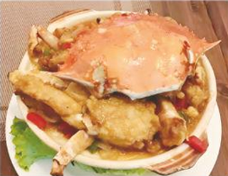 Granchio e spaghetti di soia in pentola terracotta