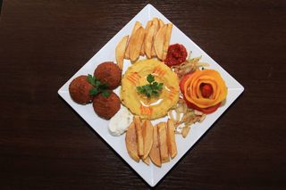 Falafel z hummus'em na talerzu