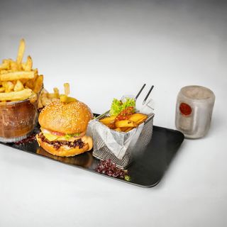 Combo: Burger Hortobagyi + Cartofi rustici prăjiți + Bere inclusă