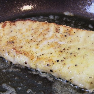 DORSZ ATLANTYCKI SMAŻONY NA MAŚLE / ZIEMNIAKI / MASŁO / KOPEREK / PERŁY Z LIMONKI / SURÓWKA