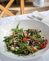 Salată cu rucola și orez brun