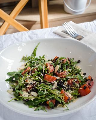 Salată cu rucola și orez brun